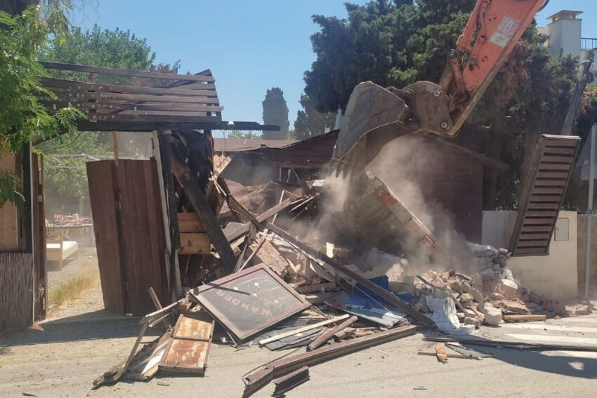 Bodrum akyarlar ve gumuslukte kamu alanlarini isgal eden kacak duvar ve korkuluklar kaldirildi AW9TwUas